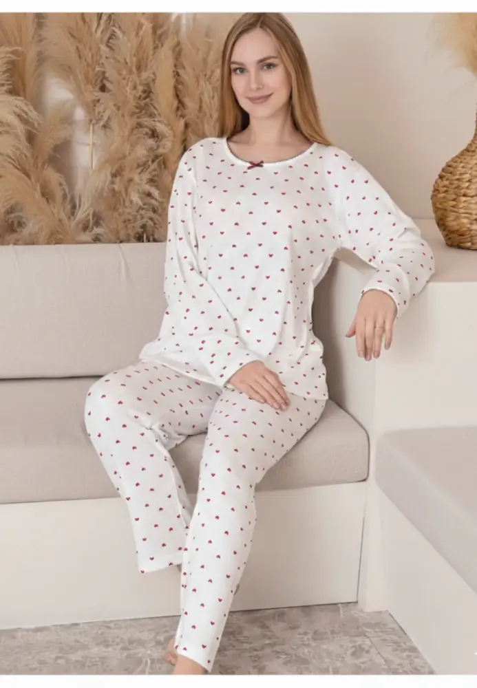 Pijama damă,Vatuită ,cu maneca lung si pantaloni lungi,Culoare albă cu inimi rosi,Engros