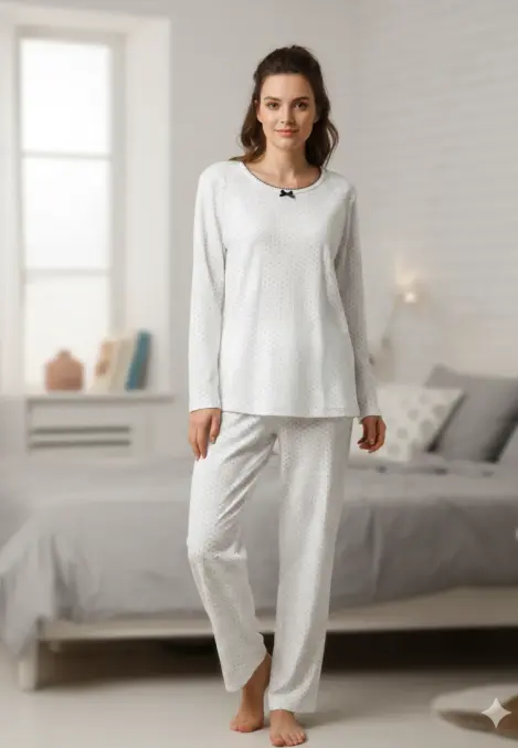 Pijama damă,Vatuită ,cu maneca lung si pantaloni lungi,Culoare albă cu punctulețe bordo,Engros