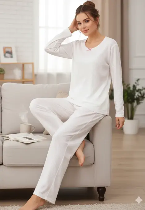 Pijama damă,Vatuită ,cu maneca lung si pantaloni lungi,Culoare albă cu punctulețe roz ,Engros